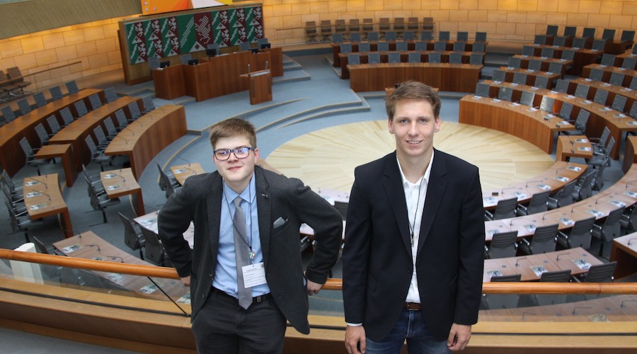 Pit Abruszat (rechts) aus Minden hat auf dem Platz von Kirstin Korte am Jugendlandtag teilgenommen. Teilnehmer von Bianca Winkelmann war Mika Friederich (Hille). FOTO: Anja Vesper Pit Abruszat (rechts) aus Minden hat auf dem Platz von Kirstin Korte am Jugendlandtag teilgenommen. Teilnehmer von Bianca Winkelmann war Mika Friederich (Hille). FOTO: Anja Vesper